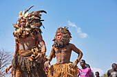 Maskentänzer, Die traditionelle Kulamba-Zeremonie des Chewa-Volkes aus Sambia, Mosambik und Malawi, die jährlich am letzten Samstag im August zu Ehren ihres Häuptlings Kalonga Gaia Uni in der Nähe von Katete, Ostprovinz, Sambia, Afrika, stattfindet