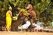 Maskentänzer, Die traditionelle Kulamba-Zeremonie des Chewa-Volkes aus Sambia, Mosambik und Malawi, die jährlich am letzten Samstag im August zu Ehren ihres Häuptlings Kalonga Gaia Uni in der Nähe von Katete, Ostprovinz, Sambia, Afrika, stattfindet