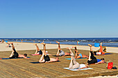 Stretching-Kurs an einem Strand von Jurmala, Golf von Riga, Lettland, Baltikum, Europa