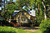 Typisches Holzhaus in Jurmala, Golf von Riga, Lettland, Baltikum, Europa