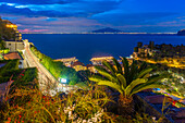 Blick auf den Vesuv und Sorrento in der Abenddämmerung, Sorrento, Kampanien, Italien, Mittelmeer, Europa