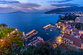 Panoramablick auf Sorrent, Vesuv und Bucht von Neapel in der Abenddämmerung, Sorrent, Kampanien, Italien, Mittelmeer, Europa