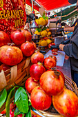 Blick auf frische Fruchtgetränke aus Zitrone und Granatapfel, hergestellt in einer engen Straße, Sorrento, Kampanien, Italien, Mittelmeer, Europa