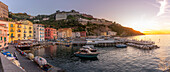 Blick auf den Hafen von Sorrento und die Bucht von Neapel bei Sonnenuntergang, Sorrento, Kampanien, Italien, Mittelmeer, Europa