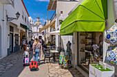 Blick auf Geschäfte, Cafés und die Kirche der heiligen Sophia, Anacapri, Insel Capri, Kampanien, Italien, Mittelmeer, Europa