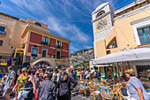 Blick auf Uhrenturm und Cafés auf der Piazza Umberto I (La Piazzetta), Capri-Stadt, Insel Capri, Kampanien, Italien, Mittelmeer, Europa