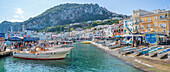 Blick auf Boote in Marina Grande mit Blick auf die Stadt Capri im Hintergrund, Insel Capri, Bucht von Neapel, Kampanien, Italien, Mittelmeer, Europa