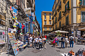 Blick auf Geschäft und Architektur auf der belebten Piazzetta Nilo, Neapel, Kampanien, Italien, Europa