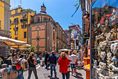 Blick auf die Kirche Sant'Angelo a Nilo, Geschäft und Architektur auf der belebten Piazzetta Nilo, Neapel, Kampanien, Italien, Europa