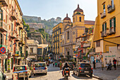 Blick auf das Castel Sant'Elmo und die Architektur in der Via Montesanto, Neapel, Kampanien, Italien, Europa