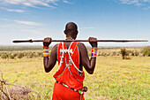 Maasai mit Speer im Busch, Lualenyi-Ranch, Mwatate, Kenia, Ostafrika, Afrika