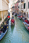 Gondoliere bereiten ihre Gondeln für einen Arbeitstag im Labyrinth der Kanäle und engen Wasserstraßen der Stadt vor, Venedig, UNESCO-Welterbe, Venetien, Italien, Europa