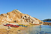 Kajaks landen auf einer kleinen Insel in der Bucht Cala Pregonda in der Nähe von Kap Cavalleria an der Nordküste von Menorca, Balearen, Spanien, Mittelmeer, Europa