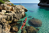 Kajak in der Bucht von Mitjana bei Cala Galdana, Südküste von Menorca, Balearen, Spanien, Mittelmeer, Europa