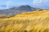 Vulkan Armaghan im Hintergrund, Argitchi-Hochebene, Gegharkunik-Region, Armenien, Eurasien