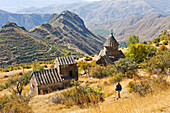 Tsakhats Kar Kloster mit der Smbataberd Festung im Hintergrund, in der Nähe von Yeghegnadzor, Vayots Dzor Provinz, Armenien, Eurasien