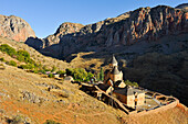 Überblick über das Noravank-Kloster und die Schluchten des Amaghu-Flusses, in der Nähe von Yeghegnadzor, Armenien, Eurasien