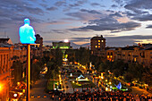 Nachtansicht des Tamanyan von der monumentalen Treppe und dem Garten Cascade mit einem Werk von Jaume Plensa im Vordergrund, Eriwan, Armenien, Eurasien