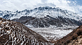 Panorama mit Blick auf die riesigen Hochgebirge des Langtang Valley Trek mit Schneeflächen in der Nähe von Kyanjin Gompa, Himalaya in Nepal, Asien