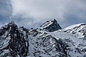 Schneebedeckte schroffe Gipfel auf dem Langtang-Trek in Kyanjin Gompa, Himalaya, Nepal, Asien