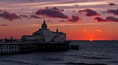 Eastbourne Pier bei Sonnenaufgang, in den 1870er Jahren erbautes und unter Denkmalschutz stehendes Bauwerk (Grade II*), Eastbourne, East Sussex, England, Vereinigtes Königreich, Europa