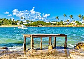 Traditioneller Tisch zum Reinigen und Filetieren von Fisch in der Devonshire Bay, Devonshire Parish, Bermuda, Atlantik, Nordamerika