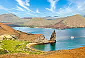 Bartolome Island mit Pinnacle Rock, einem vulkanischen Pfropfen, rechts, Schauplatz des Films Master and Commander von 2003, Galapagos-Inseln, UNESCO-Welterbe, Ecuador, Südamerika