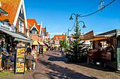 Volendam Hauptstraße mit traditionellen holländischen Häusern und Geschäften, Volendam, Nordholland, Niederlande, Europa