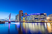 Media City UK in der Abenddämmerung, Fußgängerbrücke, BBC Studios, Salford Quays, Greater Manchester, England, Vereinigtes Königreich, Europa