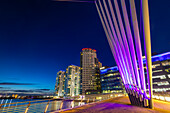 Media City Fußgängerbrücke in der Abenddämmerung, Media City UK, Salford Quays, Greater Manchester, England, Vereinigtes Königreich, Europa