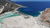 Luftaufnahme der Lagune von Balos, des Strandes von Balos und des Kaps Tigani, Gramvousa-Halbinsel, Region Chania, Kreta, Griechische Inseln, Griechenland, Europa