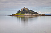 St. Michael's Mount an einem ruhigen Morgen und bei abnehmender Flut, Marazion, in der Nähe von Penzance, Cornwall, England, Vereinigtes Königreich, Europa