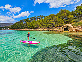 Mädchen auf einem SUP in den türkisfarbenen Gewässern der Halbinsel Formentor, Mallorca, Balearen, Spanien, Mittelmeer, Europa