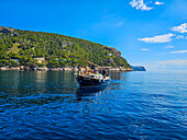 Kleines Motorboot auf der Halbinsel Formentor, Mallorca, Balearen, Spanien, Mittelmeer, Europa