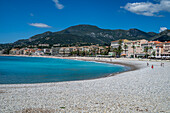 Kieselstrand in der Küstenstadt Menton, Alpes Maritimes, Provence-Alpes-Côte d'Azur, Côte d'Azur, Frankreich, Europa