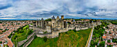 Luftaufnahme der Zitadelle Cite de Carcassonne, UNESCO-Weltkulturerbe, Carcassonne, Aude, Okzitanien, Frankreich, Europa