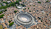 Luftaufnahme der Stadt mit dem römischen Amphitheater, UNESCO-Weltkulturerbe, Arles, Bouches du Rhone, Provence-Alpes-Cote d'Azur, Frankreich, Europa