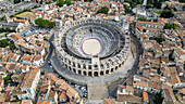 Luftaufnahme der Stadt mit dem römischen Amphitheater, UNESCO-Welterbe, Arles, Bouches du Rhone, Provence-Alpes-Cote d'Azur, Frankreich, Europa