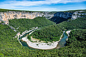 Luftaufnahme der Ardeche-Schlucht (Gorges de l'Ardeche), Ardeche, Auvergne-Rhone-Alpes, Frankreich, Europa