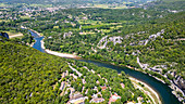 Luftaufnahme der Ardeche-Schlucht (Gorges de l'Ardeche), Ardeche, Auvergne-Rhone-Alpes, Frankreich, Europa