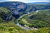 Luftaufnahme der Ardèche-Schlucht (Gorges de l'Ardèche), Ardèche, Auvergne-Rhone-Alpes, Frankreich, Europa