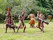 Sechs verschiedene Gruppen von Eingeborenenkriegern, Trommlern und Tänzern treten auf der Insel Kwato auf, Papua-Neuguinea, Pazifik