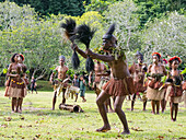 Sechs verschiedene Gruppen von Eingeborenenkriegern, Trommlern und Tänzern treten auf der Insel Kwato auf, Papua-Neuguinea, Pazifik