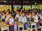 Schulkinder in der Grünen Schule in Kampong Tralach, Kambodscha, Indochina, Südostasien, Asien