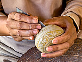 Handwerker bei der Arbeit an verschiedenen Projekten im Satcha Handicraft Center in Siem Reap, Kambodscha, Indochina, Südostasien, Asien