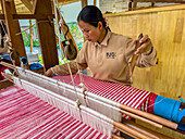 Frau arbeitet an verschiedenen Handwerksprojekten im Satcha Handicraft Center in Siem Reap, Kambodscha, Indochina, Südostasien, Asien