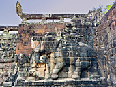 Die Terrasse der Elefanten, Teil der ummauerten Stadt Angkor Thom, eine zerstörte Tempelanlage in Angkor, UNESCO-Welterbestätte, Kambodscha, Indochina, Südostasien, Asien