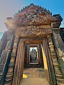 Banteay-Srei-Tempel, ein Miniatur-Tempelkomplex, der vollständig aus rotem Sandstein in der Gegend von Angkor erbaut wurde, UNESCO-Weltkulturerbe, Kambodscha, Indochina, Südostasien, Asien