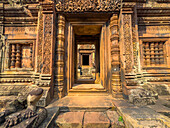 Banteay-Srei-Tempel, eine Miniatur-Tempelanlage aus rotem Sandstein in der Gegend von Angkor, UNESCO-Welterbe, Kambodscha, Indochina, Südostasien, Asien