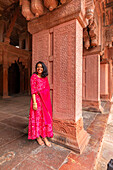 Junge Inderin im Agra Fort (Rotes Fort), UNESCO-Welterbe, Agra, Uttar Pradesh, Indien, Südasien, Asien